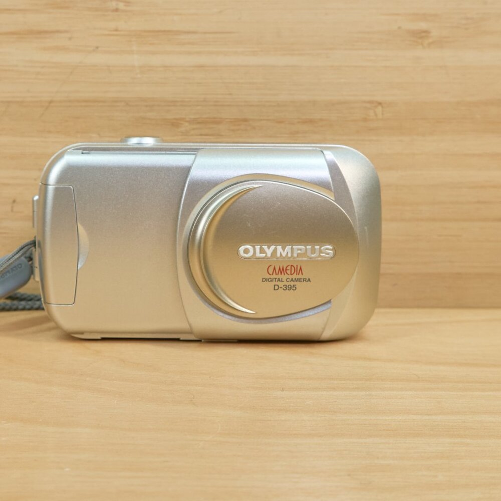 Vintage Olympus CAMEDIA D-395 Digital Camera / 3.2 MP / Compact Body / Silver